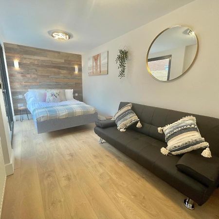 Cloud9 Guest House - By Coastline Retreats - 2 Bedroom Self Contained Garden Flat - Luxury Bath, Netflix, Superfast Wifi, Parking Included Bournemouth Eksteriør billede